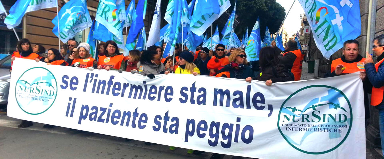 Nursind Teramo manifestazione a Roma per i diritti degli infermieri con in mano cartelloni